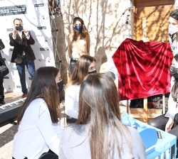 La Reina conversa con uno de los grupos de jóvenes participantes en el “Reto”