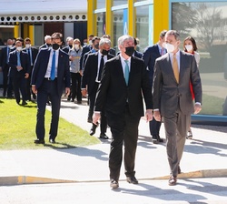 Don Felipe conversa con el presidente director general de Renault España, José Vicente de los Mozos