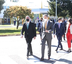 Su Majestad el Rey se dirige al interior de la Factoría Renault Palencia junto a las autoridades e invitados que le recibieron a su llegada