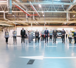 Fotografía de grupo de Su Majestad el Rey con autoridades e invitados al acto