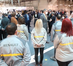 Don Felipe conversa con trabajadores de Renault, al término del acto