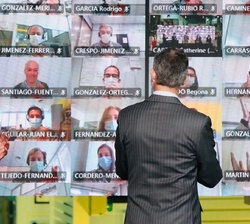 Don Felipe y los trabajadores de Renault España que participaron en el acto mediante videoconferencia