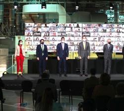Su Majestad el Rey junto a las autoridades y directivos de la empresa