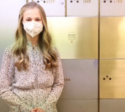 La Princesa tras depositar en la caja el ejemplar de la Constitución Española y de Don Quijote de la Mancha