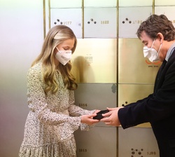 El director del Instituto Cervantes, Luis García Montero, hace entrega a Su Alteza Real la Princesa de Asturias de la llave de la caja, tras depositar