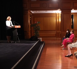 La Princesa de Asturias atiende a las palabras que dirige la secretaria general del Instituto Cervantes