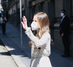 Su Alteza Real la Princesa de Asturias saluda al público concentrado a la salida de la sede central del Instituto Cervantes