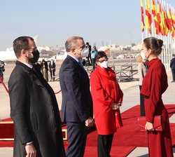 Los Reyes durante los saludos a las autoridades que les acompañan en el viaje de Estado al Principado de Andorra