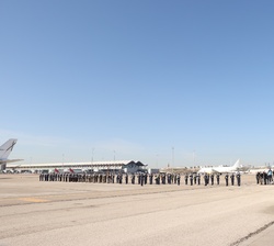 Sus Majestades los Reyes durante la interpretación del Himno Nacional