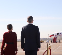 Don Felipe y Doña Letizia reciben Honores de Ordenanza momentos antes de comenzar su viaje de Estado al Principado de Andorra