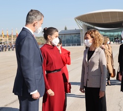 Don Felipe y Doña Letizia conversan con las presidentas del Congreso de los Diputados y del Senado, Meritxel Batet y Pilar Llop, antes de partir hacia