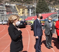Los Reyes a su llegada al Principado de Andorra recibidos por los embajadores de España en el Principado de Andorra y del Principado de Andorra en Esp