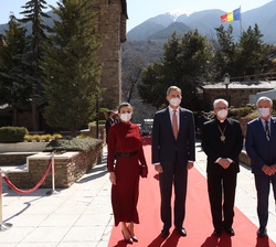 Los Reyes junto al Copríncipe de Andorra y arzobispo “Ad Personam” de Urgell, Monseñor Joan Enric Vives, y el representante del presidente