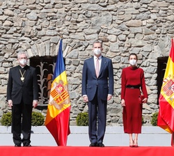 Sus Majestades los Reyes junto al Copríncipe de Andorra y arzobispo “Ad Personam” de Urgell, Monseñor Joan Enric Vives, y el representante