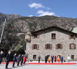 Sus Majesades los Reyes en la sede histórica del Consell General de Andorra – Parlamento, Casa de la Vall, durante el recibimiento oficial tras 