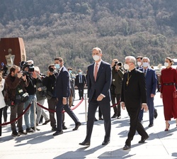 Don Felipe y Doña Letizia se dirigen al interior de la Casa de la Vall