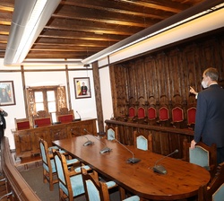 Los Reyes recorren la Sala del Consell General de la Casa de la Vall