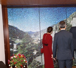 Los Reyes en el interior del Ayuntamiento observan una de las obras que contiene