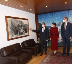 Don Felipe y Doña Letizia conversan con Conxita Marsol y David Astrié sobre una fotografía de época en el Comú de Andorra la Vella