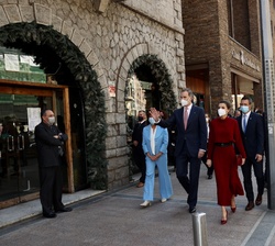 Sus Majestades los Reyes durante su recorrido por las calles de Andorra la Vella