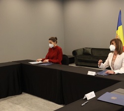 Doña Letizia y la ministra de Educación y Enseñanza Superior de Andorra, Ester Viarrubla, durante la reunión de trabajo