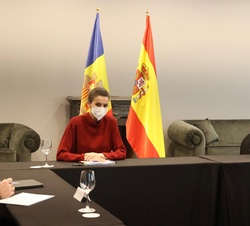 Su Majestad la Reina durante la reunión de trabajo con la ministra de Educación y Enseñanza Superior de Andorra