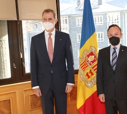 Su Majestad el Rey junto al Cap de Govern de Andorra, Xavier Espot, momentos antes de su reunión