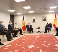 Don Felipe en el encuentro con el Cap de Govern de Andorra, Xavier Espot, y las delegaciones de España y del Principado de Andorra