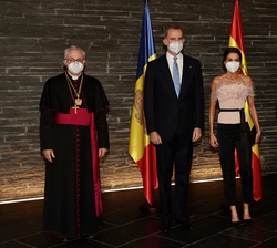 Los Reyes junto al Copríncipe de Andorra y arzobispo “Ad Personam” de Urgell, Monseñor Joan Enric Vives, y al representante del presidente