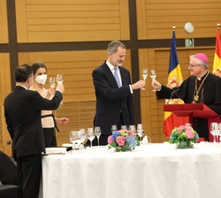 Brindis de Sus Majestades los Reyes en la cena oficial ofrecida en su honor por los copríncipes de Andorra