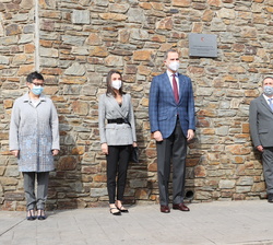Sus Majestades los Reyes tras descubrir una placa conmemorativa de su visita al Colegio Español María Moline 