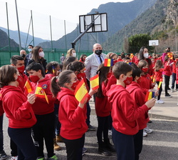 Su Majestad el Rey recibe el saludo de los alumnos del Colegio Español María Moline