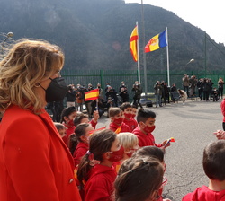 Su Majestad la Reina conversa con alumnos de primaria del Colegio Español María Moline