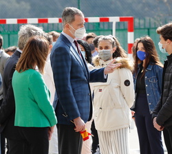 Su Majestad el Rey conversa con alumnos de bachillerato del Colegio Español María Moline