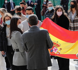 Su Majestad la Reina conversa con alumnos de bachillerato del Colegio Español María Moline