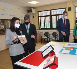 Sus Majestades los Reyes con las autoridades de Andorra durante su visita al Colegio Español María Moline