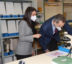 Sus Majestades los Reyes en el laboratorio de Ciencias Naturales del Colegio Español María Moline