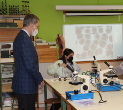 Don Felipe junto a dos alumnas de bachillerato en el laboratorio de Ciencias Naturales del Colegio Español María Moline
