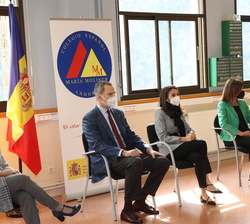 Sus Majestades los Reyes durante la reunión celebrada en el aula de Tecnología del Colegio Español María Moline