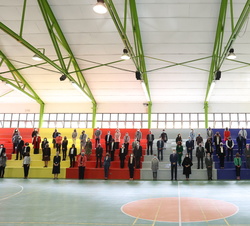 Fotografía de grupo de Sus Majestades los Reyes con la colectividad educativa española en Andorra