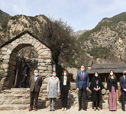 Fotografía de grupo de Sus Majestades los Reyes con las autoridades de Andorra frente a la Iglesia de Santa Coloma