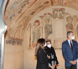 Sus Majestades los Reyes observan en el Espai Columba el ábside de la Iglesia