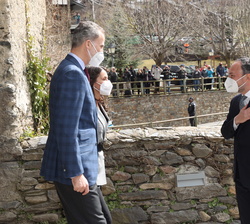 Sus Majestades los Reyes reciben el saludo del Cap de Govern y de la Cònsol menor de Ordino a su llegada al almuerzo ofrecido por el Cap de Govern