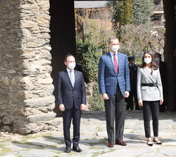 Sus Majestades los Reyes junto al Cap de Govern y de la Cònsol menor de Ordino momentos antes del almuerzo ofrecido por el Cap de Govern