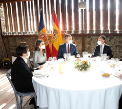 Sus Majestades los Reyes durante el almuerzo ofrecido por el Cap de Govern, junto a la Síndica general y los representantes del Copríncipe episcopal y