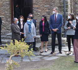 Sus Majestades los Reyes en el jardín de la Casa Museo d’Areny-Plandolit