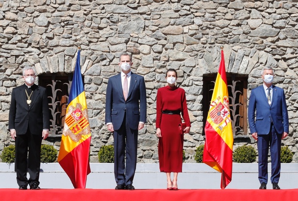 Sus Majestades los Reyes junto al Copríncipe de Andorra y arzobispo “Ad Personam” de Urgell, Monseñor Joan Enric Vives, y el representante