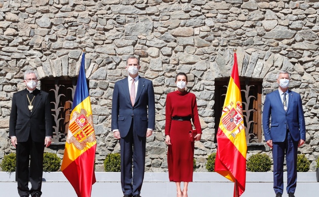 Sus Majestades los Reyes junto al Copríncipe de Andorra y arzobispo “Ad Personam” de Urgell, Monseñor Joan Enric Vives, y el representante del preside