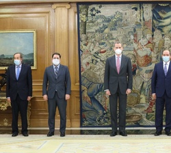 Su Majestad el Rey con el ministro de Asuntos Exteriores de la República Argelina Democrática y Popular, Sabri Boukadoum, acompañados por las delegaci