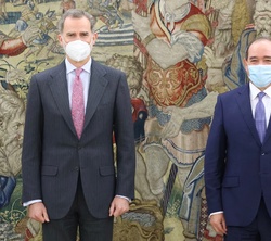 Su Majestad el Rey junto al ministro de Asuntos Exteriores de la República Argelina Democrática y Popular, Sabri Boukadoum